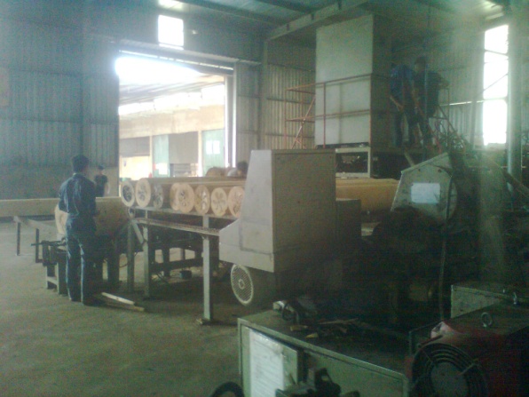 Máy phun bi thép làm sạch các chi tiết kim loại sau đúc