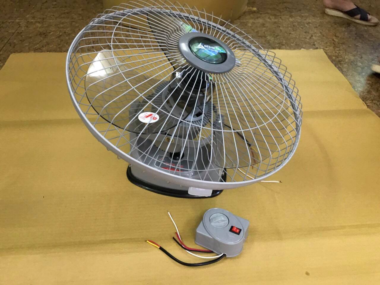 Quạt đảo trần B4 điều khiển bằng hộp số TDB400