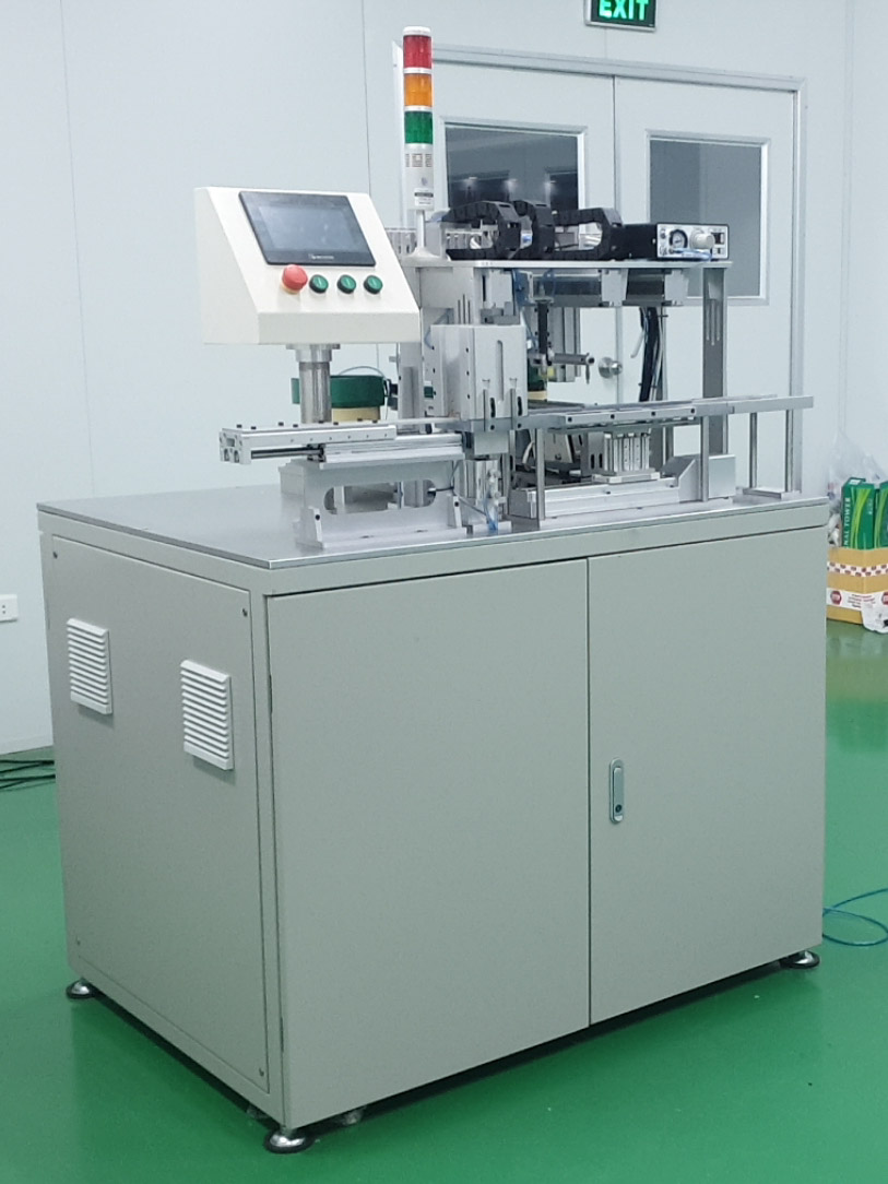 Máy tra keo tự động trên dây chuyền sản xuất linh kiện điện tử