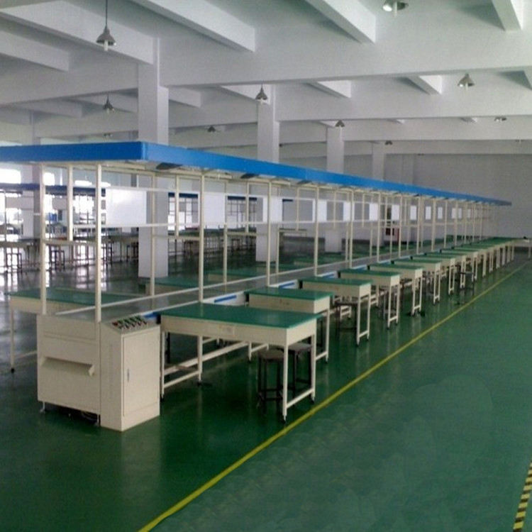 Băng tải có bàn thao tác 2 bên