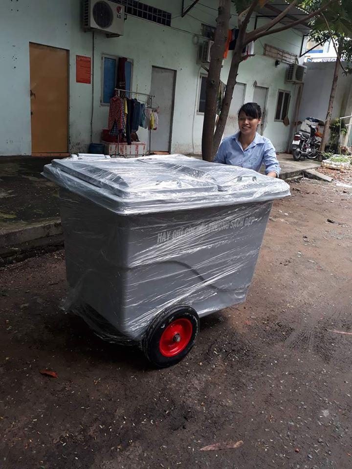 Xe rác đẩy tay nhựa composite 660l 3 bánh hơi