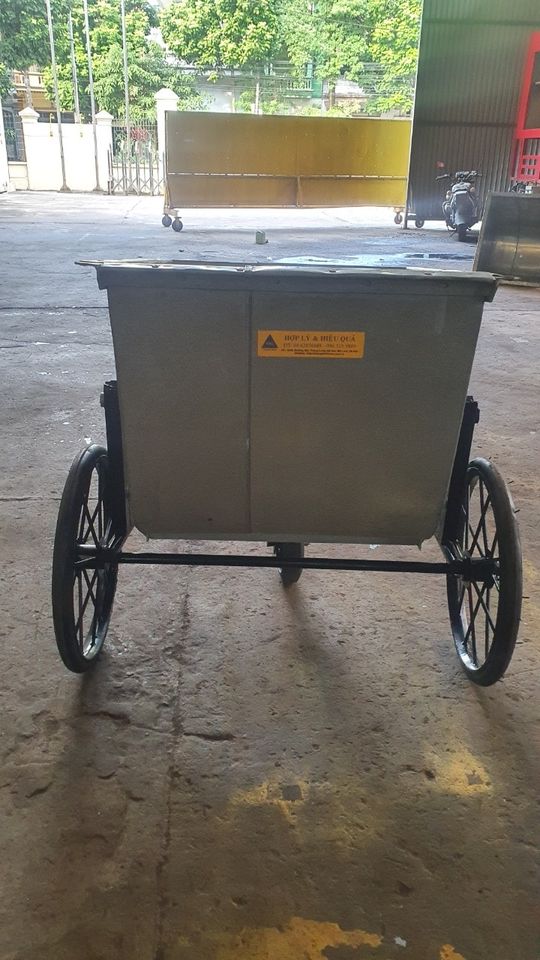Xe gom rác đẩy tay