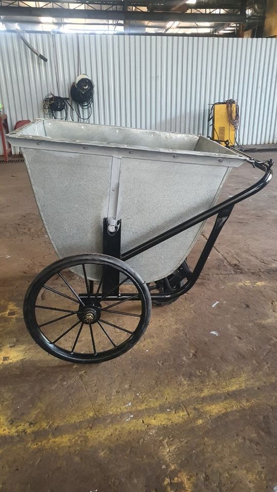 Xe gom rác đẩy tay