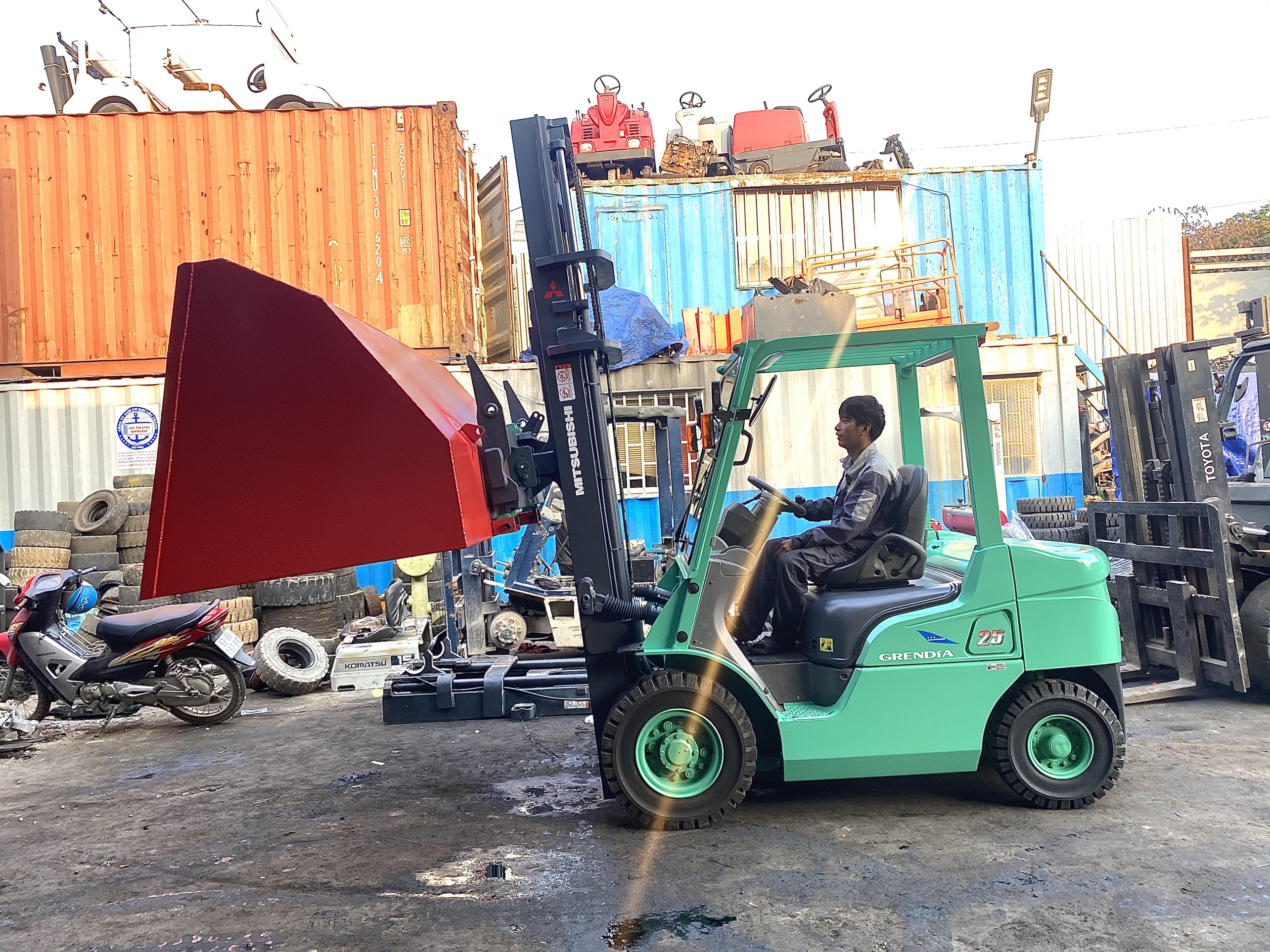 Xe nâng Misubishi + gầu xúc theo yêu cầu
