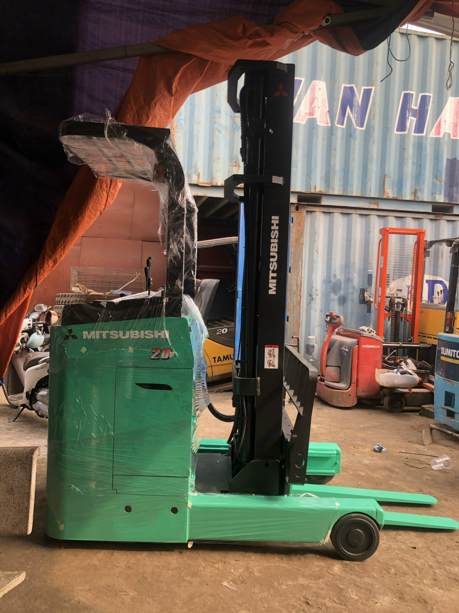 Xe nâng Mitsubishi đứng lái