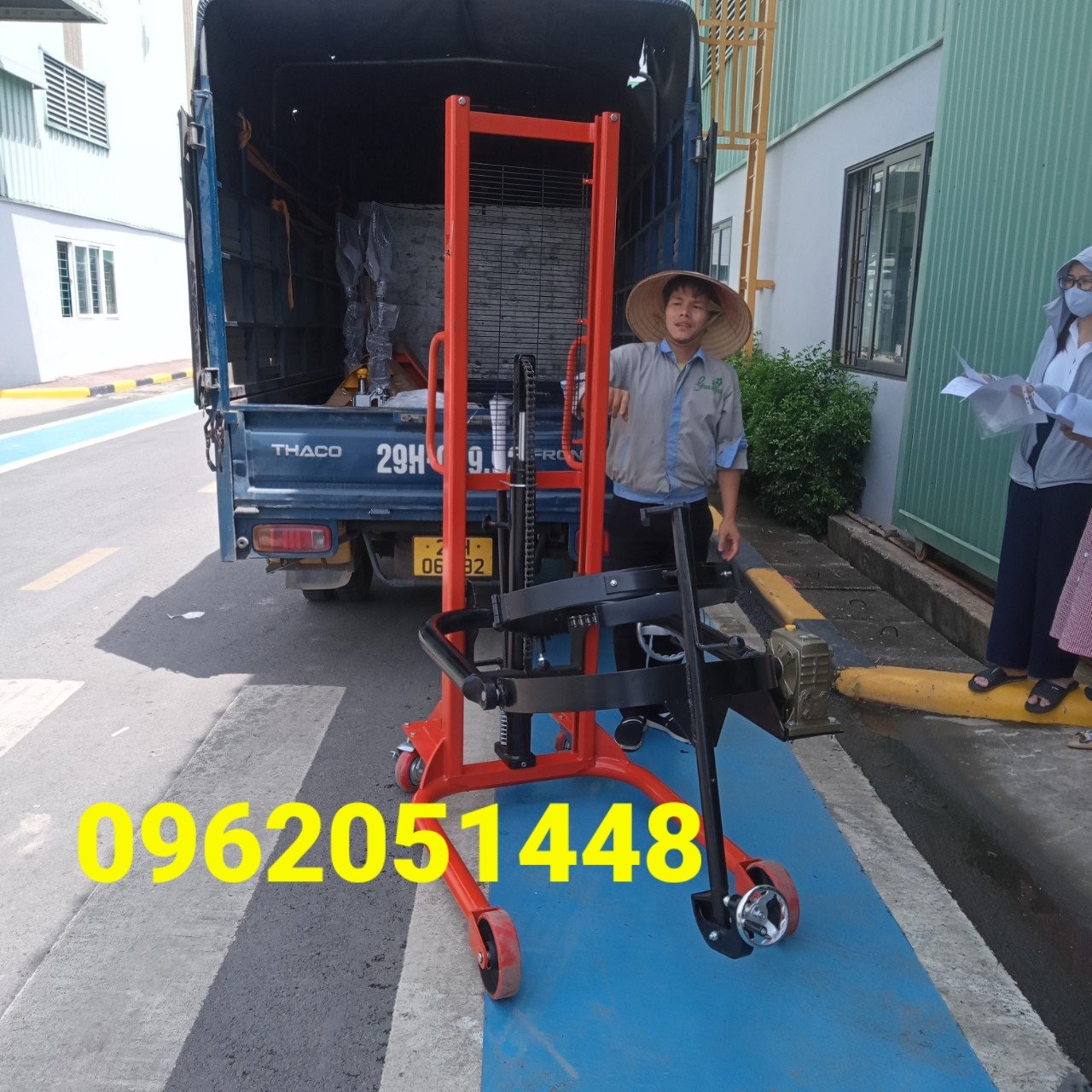 Xe nâng quay đổ phuy 350kg giá rẻ giao nhanh 