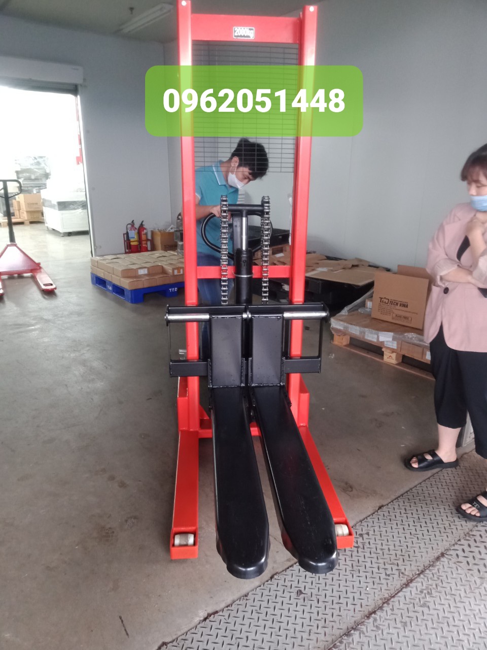 Xe nâng tay cao 2 tấn giá rẻ giao nhanh 