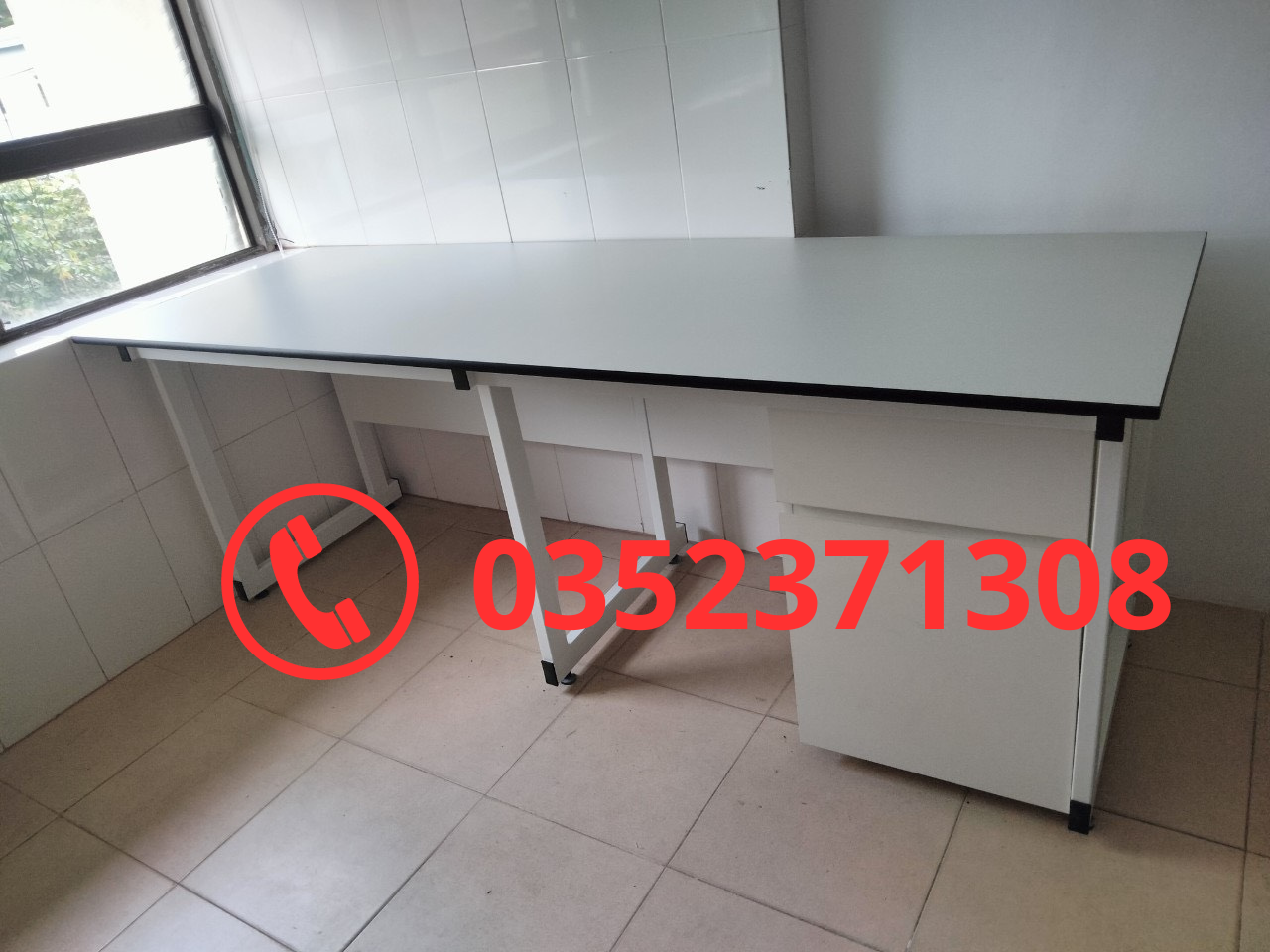 Bàn thí nghiệm áp tường kích thước 2200mm, SCS Lab sản xuất, chất liệu sắt phủ Epoxy