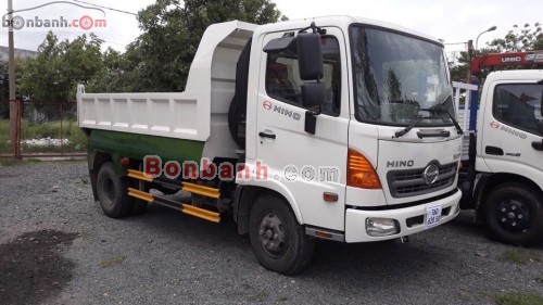 Xe tải gắn cẩu HINO màu trắng