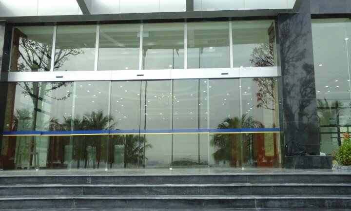 Cửa tự động kết nối chuông báo cháy