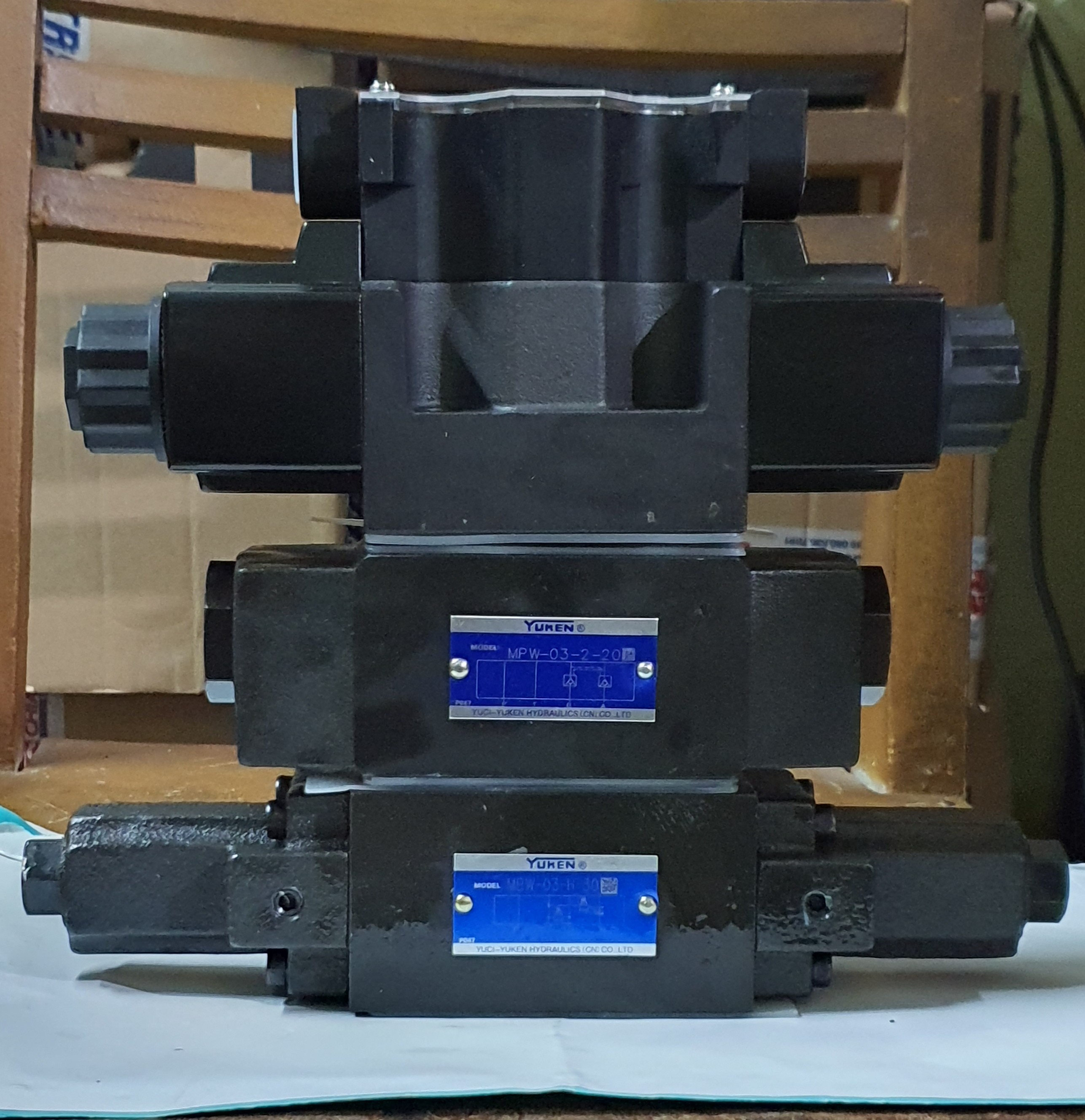 Van thủy lực điện từ Yuken DSG-03-3C60-A240