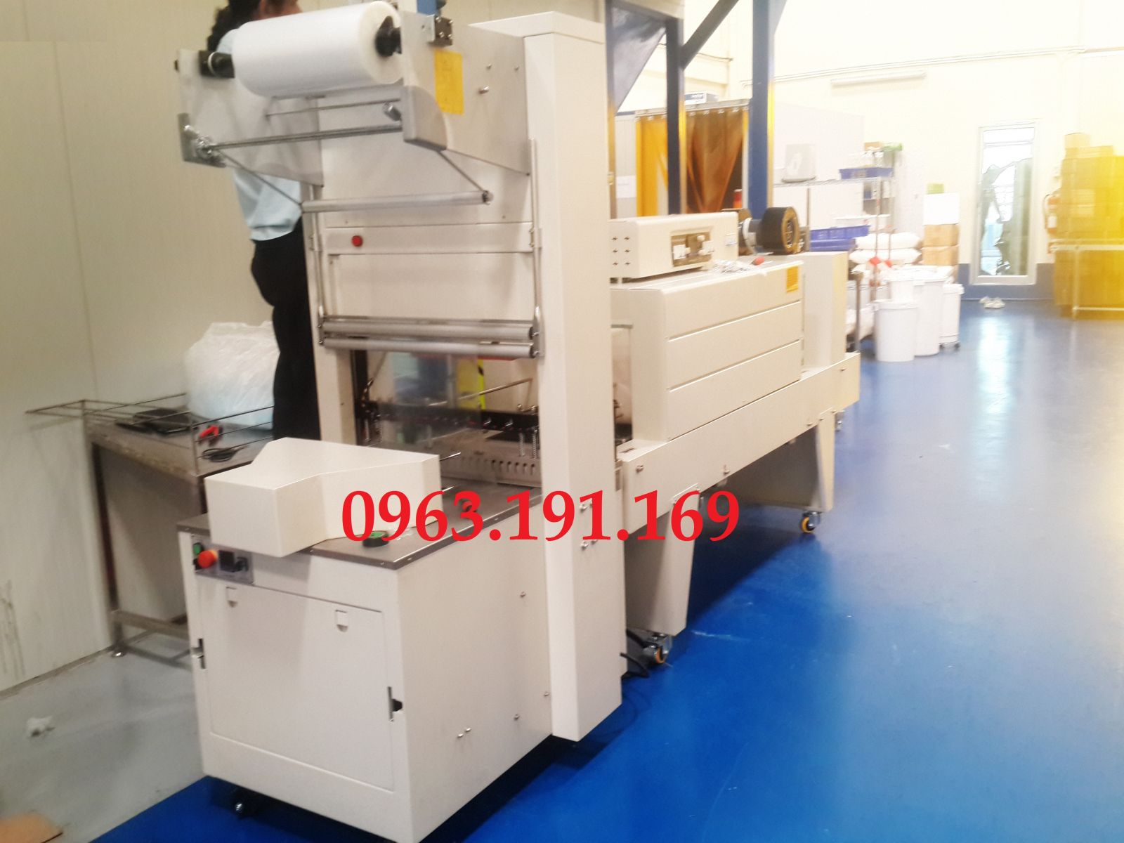 Máy cắt dán và co màng lốc chai đồ uống, nước suối, sữa chua uống...