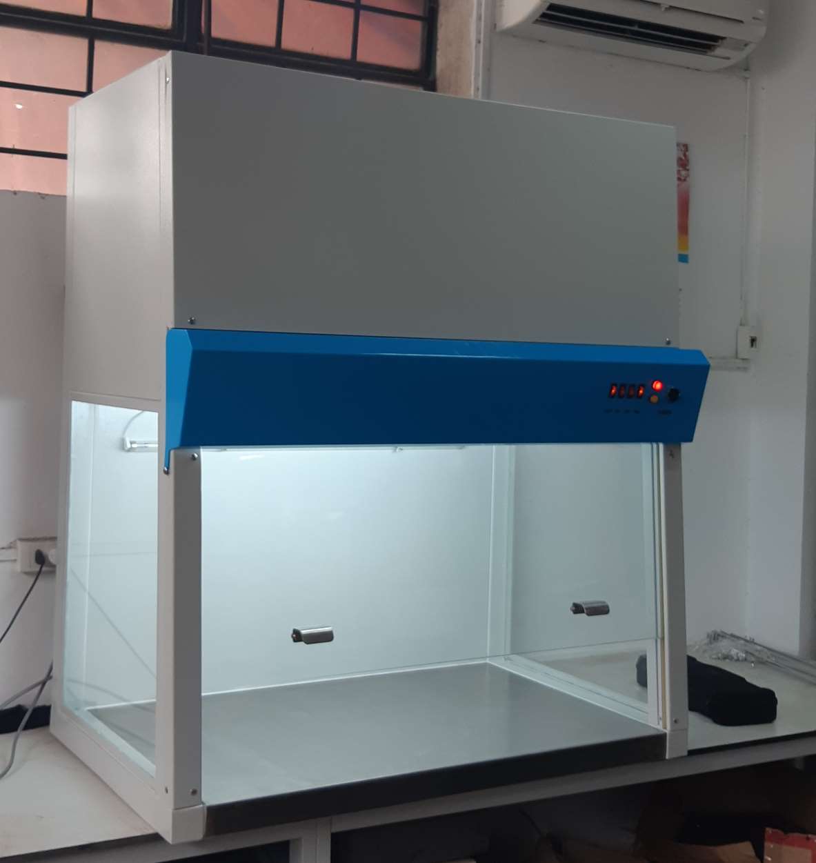 Tủ cấy vi sinh dòng khí thổi đứng có cửa