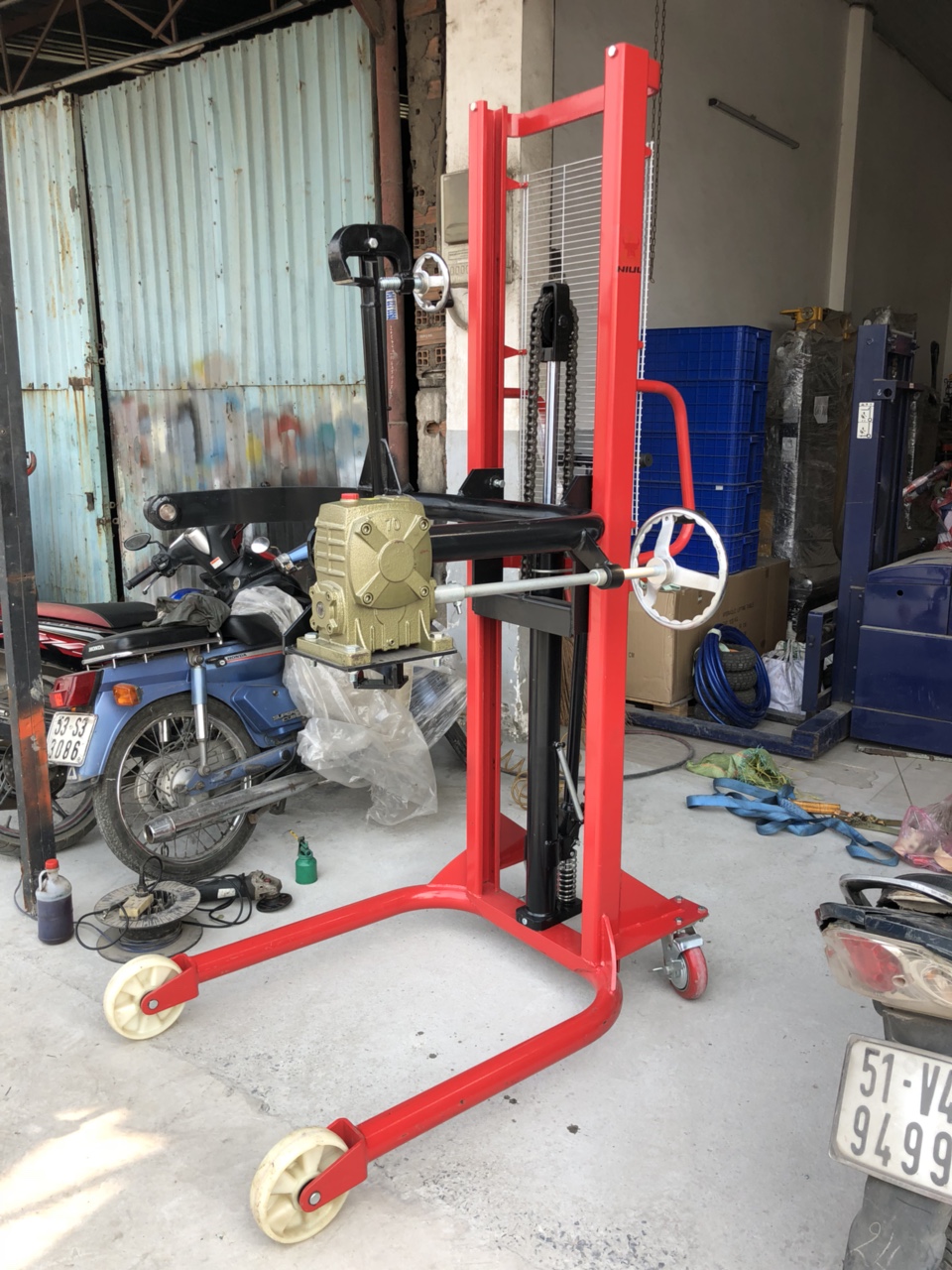 Xe nâng quay đỗ phuy 350kg