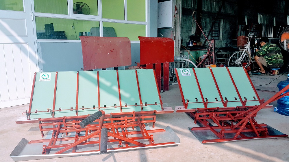 Máy cấy lúa đa năng không dùng động cơ có tích hợp bón phân tự động - 4H-BP22