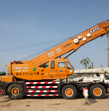 Xe ﻿cẩu bánh lốp Kato KR-70H (70 tấn)