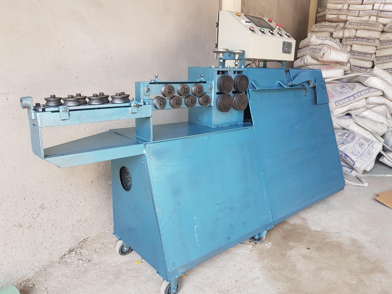 Máy bẻ đai sắt tự động dạng đứng bàn bẻ nghiêng 30 độ