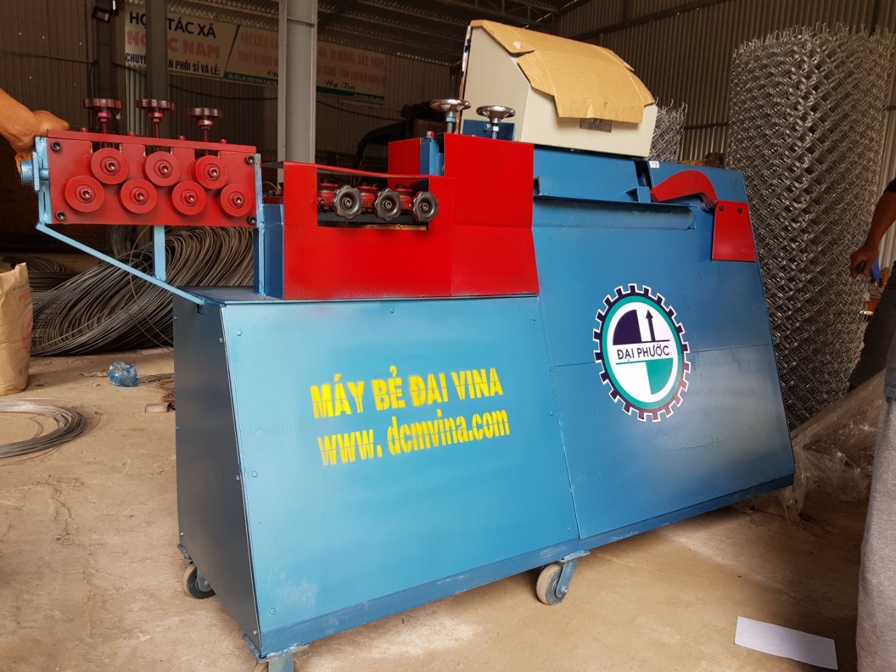 Máy bẻ đai sắt tự động dạng đứng bàn bẻ thẳng đứng