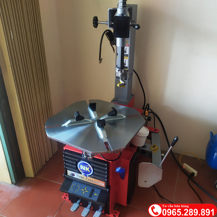 Máy ra vào lốp xe NK318e mâm vuông
