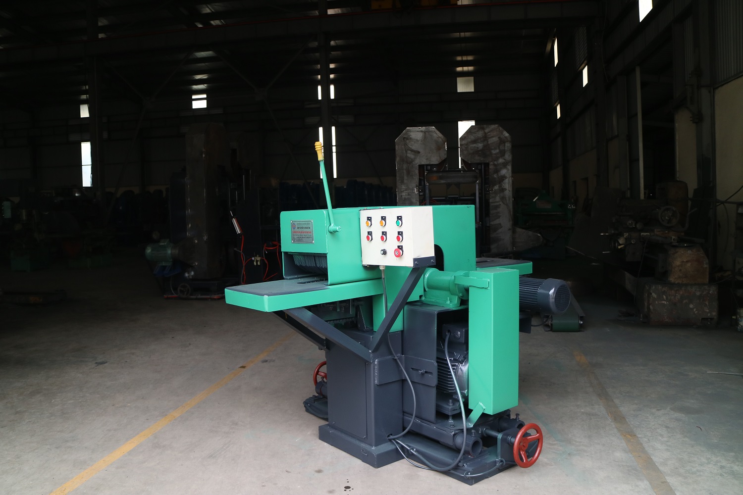 Máy cắt hai cạnh