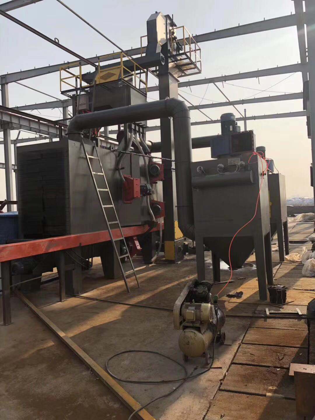Máy phun bi dạng băng chuyền con lăn