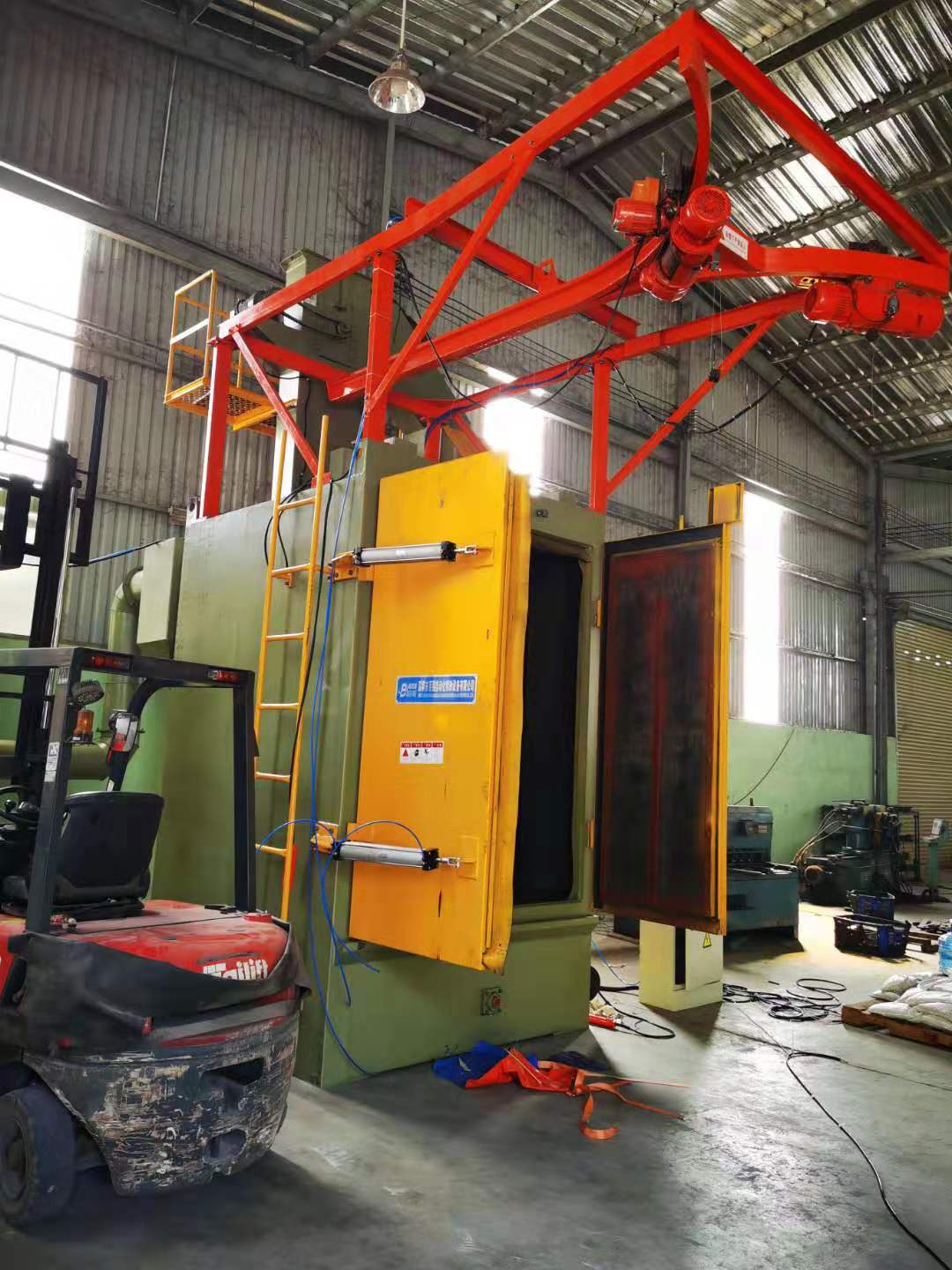 Máy phun bi dạng móc treo