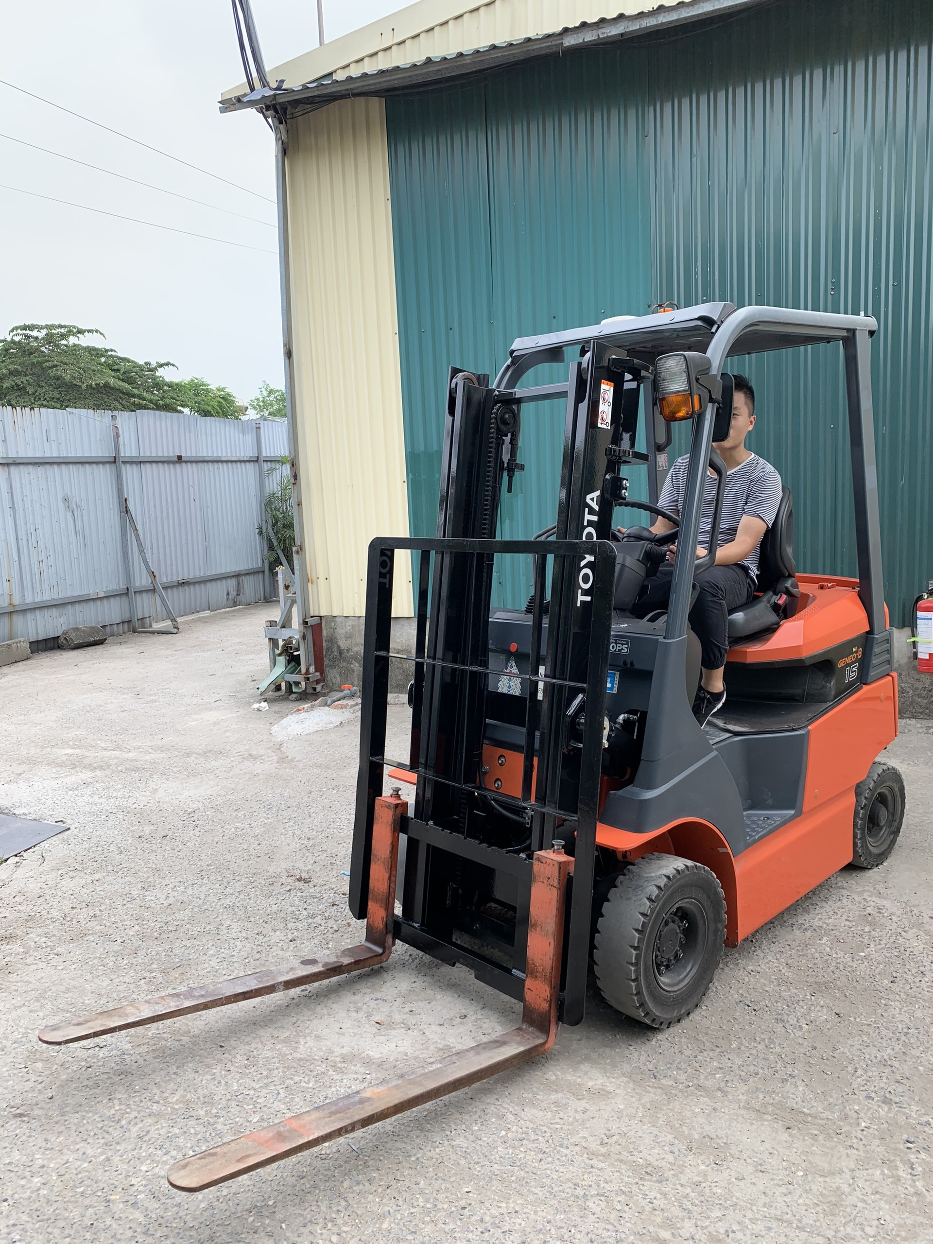 Xe nâng điện ngồi lái 2 tấn
