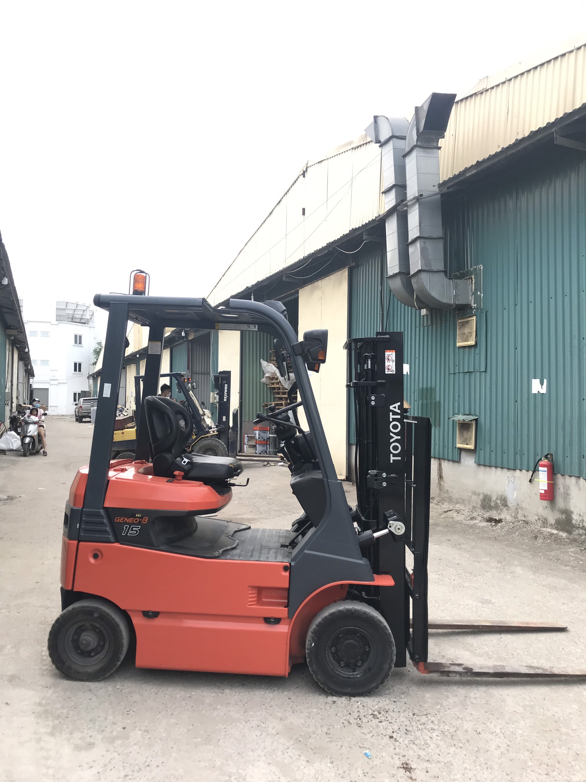 Xe nâng điện ngồi lái 2 tấn